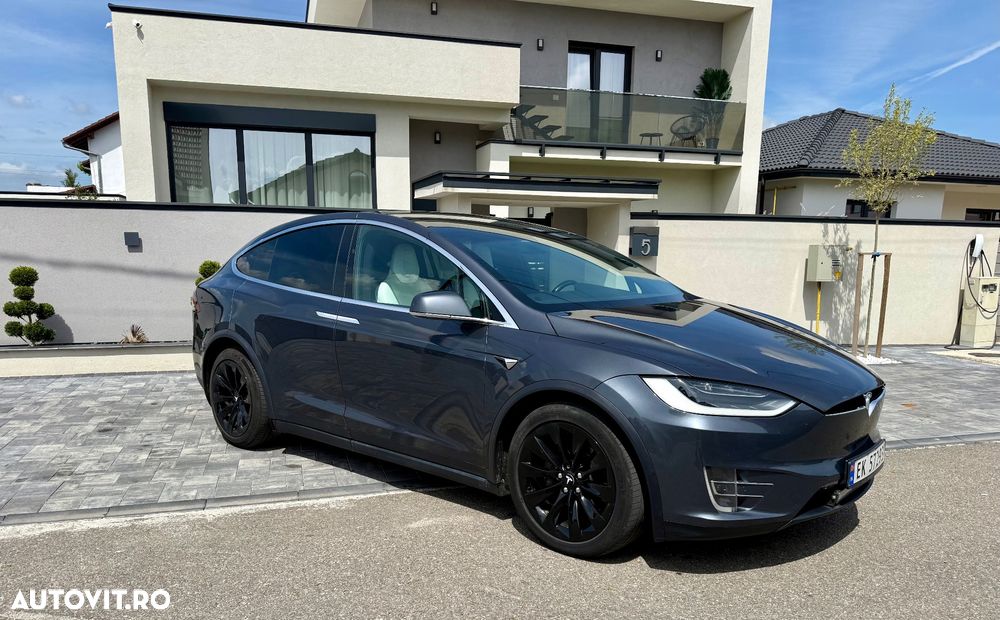 Tesla Model X - 3