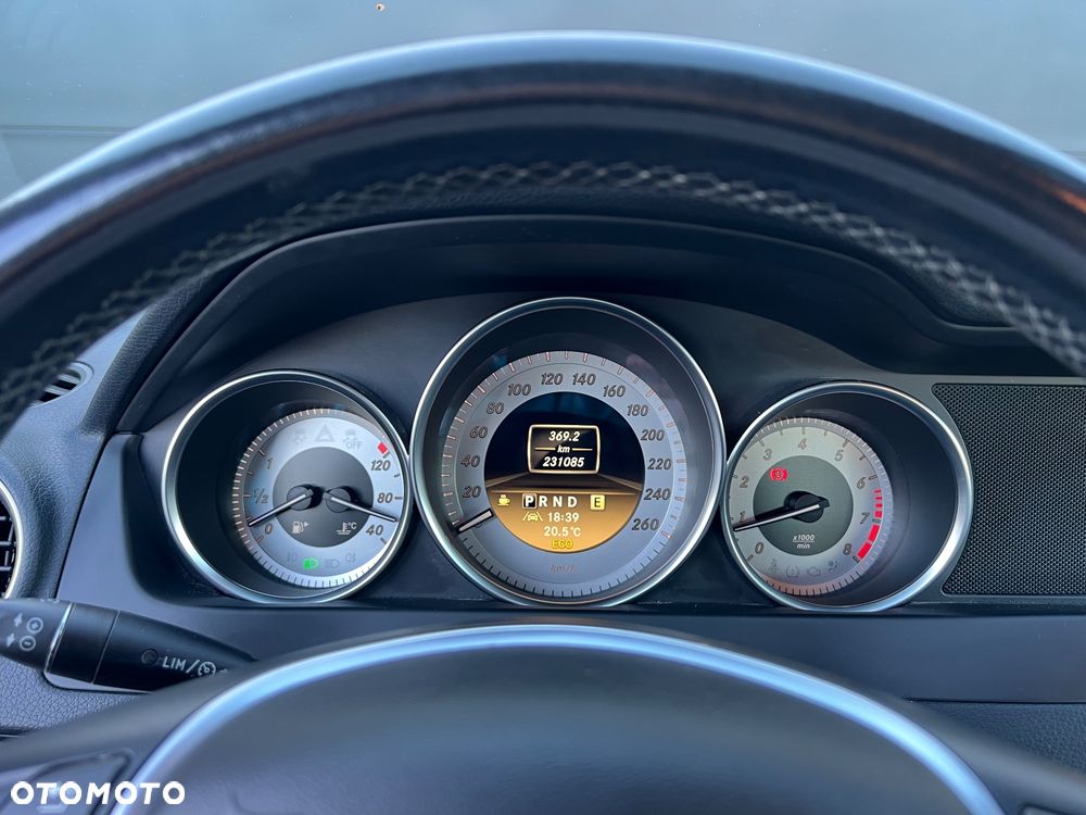 Mercedes-Benz Klasa C 180 CGI Automatik BlueEFFICIENCY Avantgarde - 24