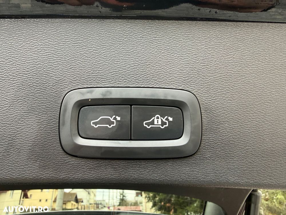 Volvo XC 40 B4 AT8 Mild Hybrid Momentum Pro - 19