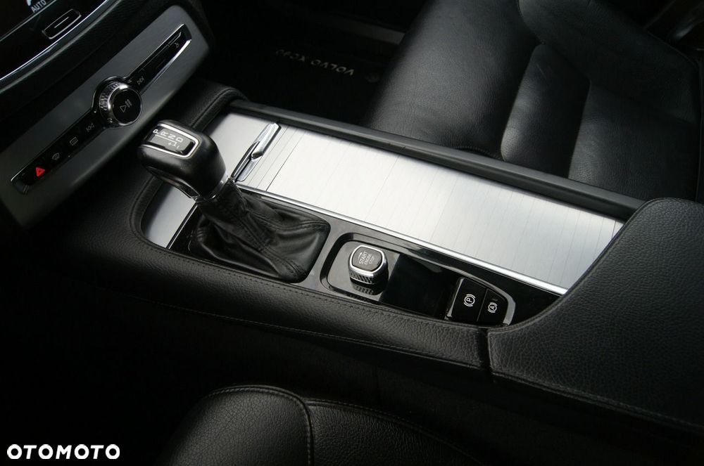 Volvo XC 90 D5 AWD Geartronic Momentum - 24