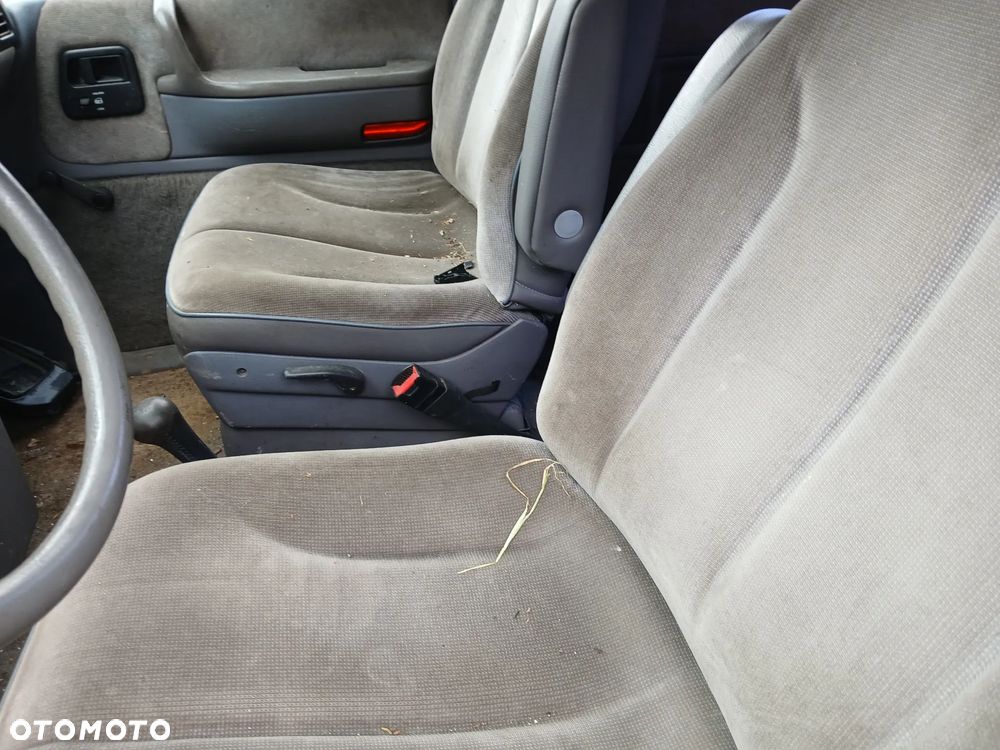 Chrysler Voyager II fotel fotele kanapa deska kokpit podsufitka boczek boczki klamka podłokietnik - 5