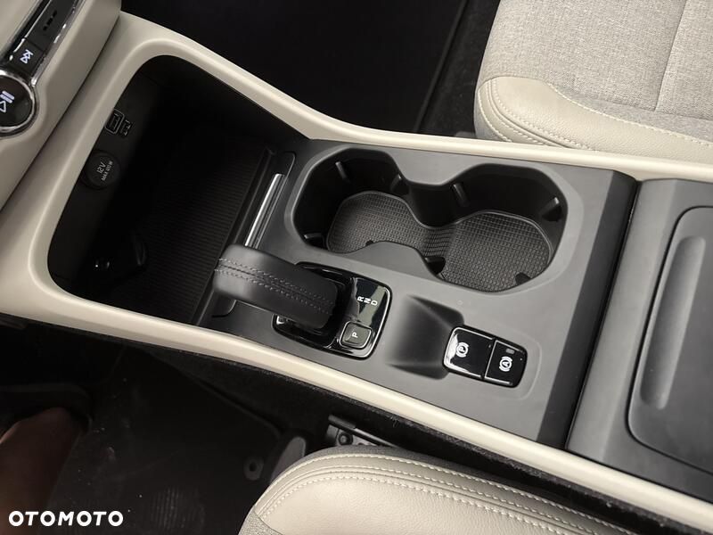 Volvo XC 40 T4 AWD Momentum Pro - 17