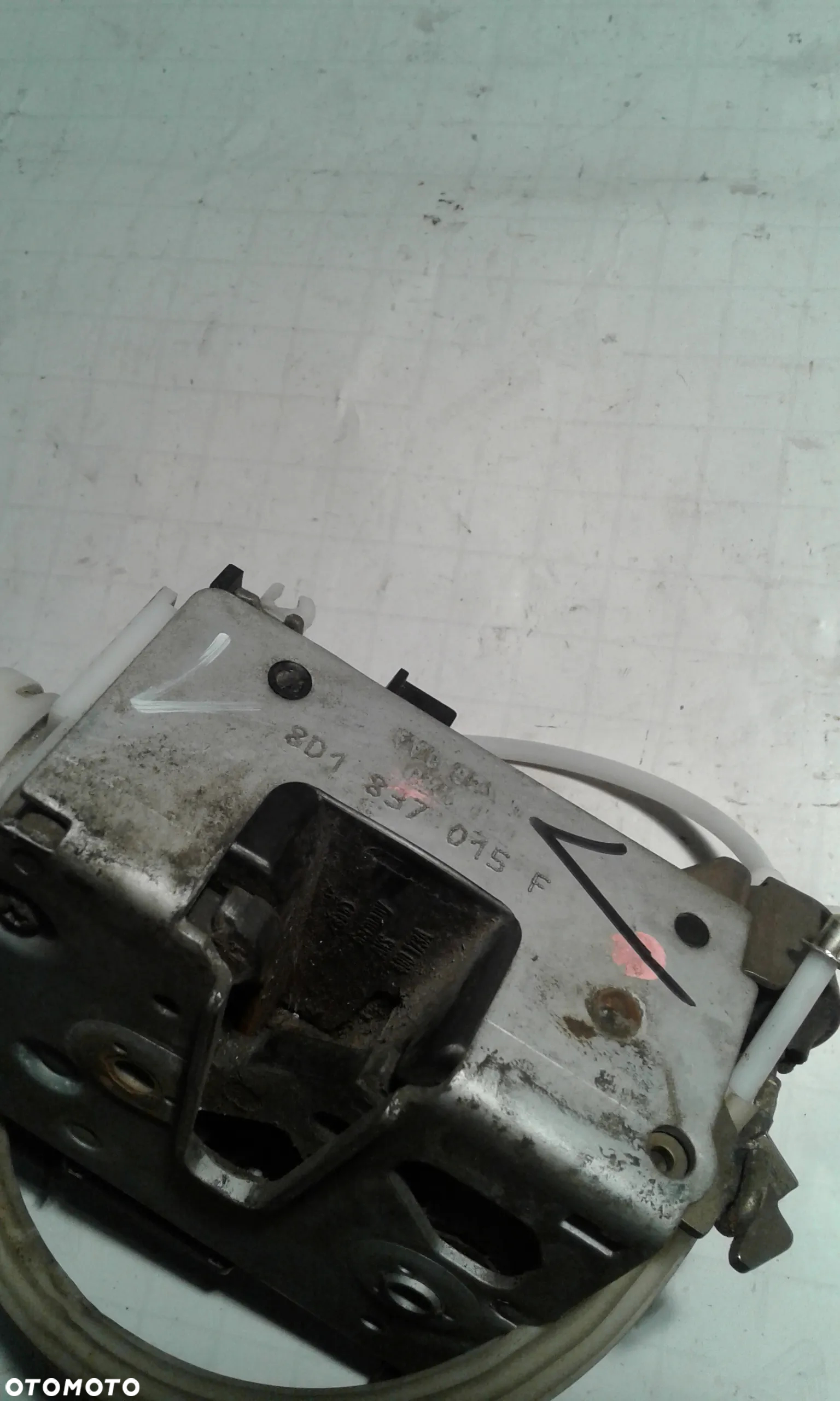 Zamek drzwi lewy przód Audi A4 B5 8D1837015F - 2