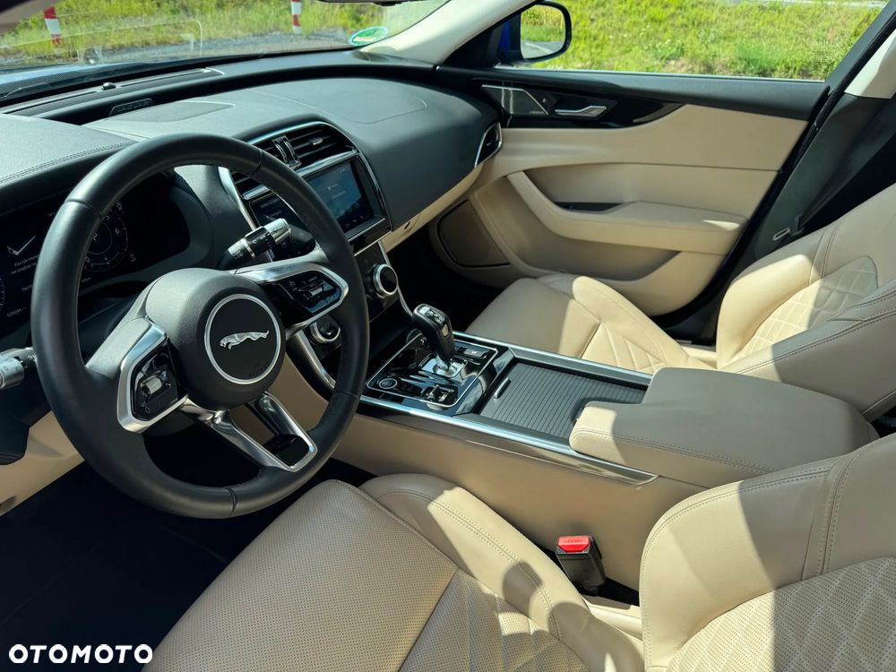 Jaguar XE 25t Prestige - 21