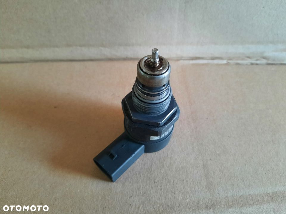 CZUJNIK CISNIENIA PALIWA AUDI VW 057130764E 100 - 1