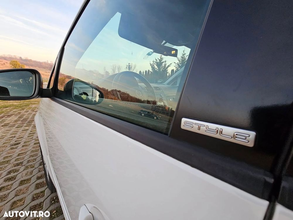 Volkswagen Touran 1.6 TDI DPF BlueMotion Technology STYLE - 25