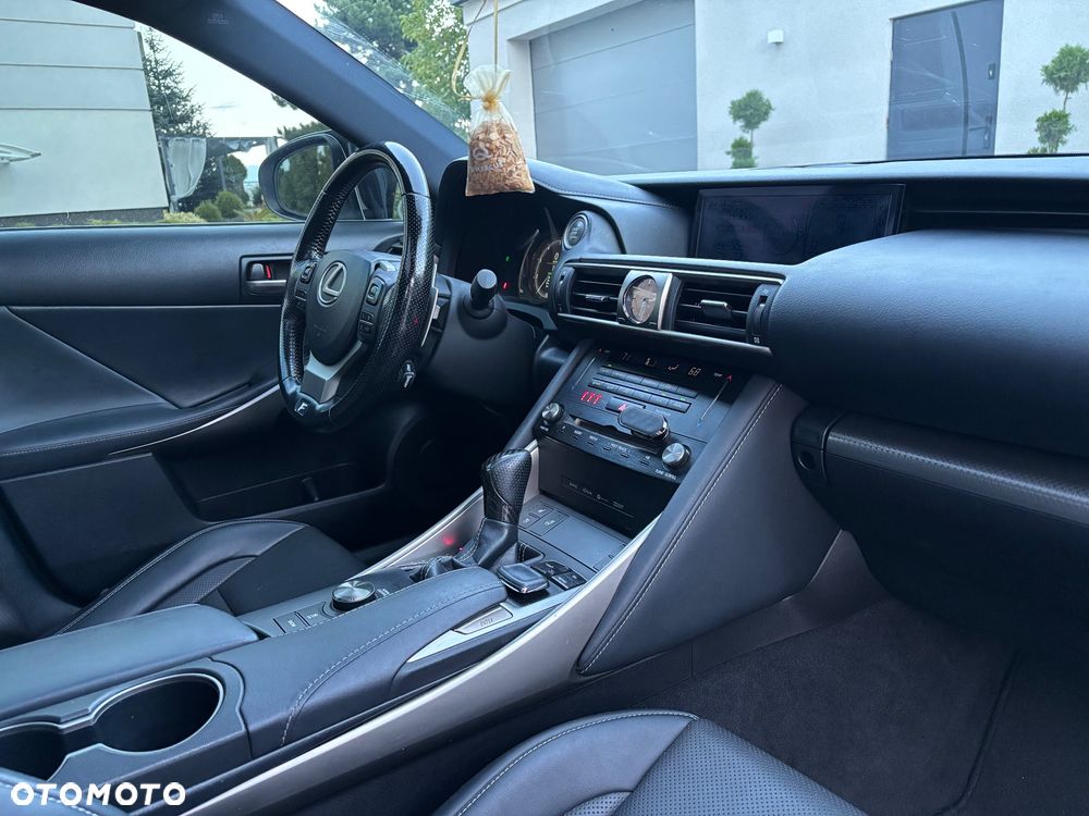 Lexus IS 200t / 300 F Sport - 11