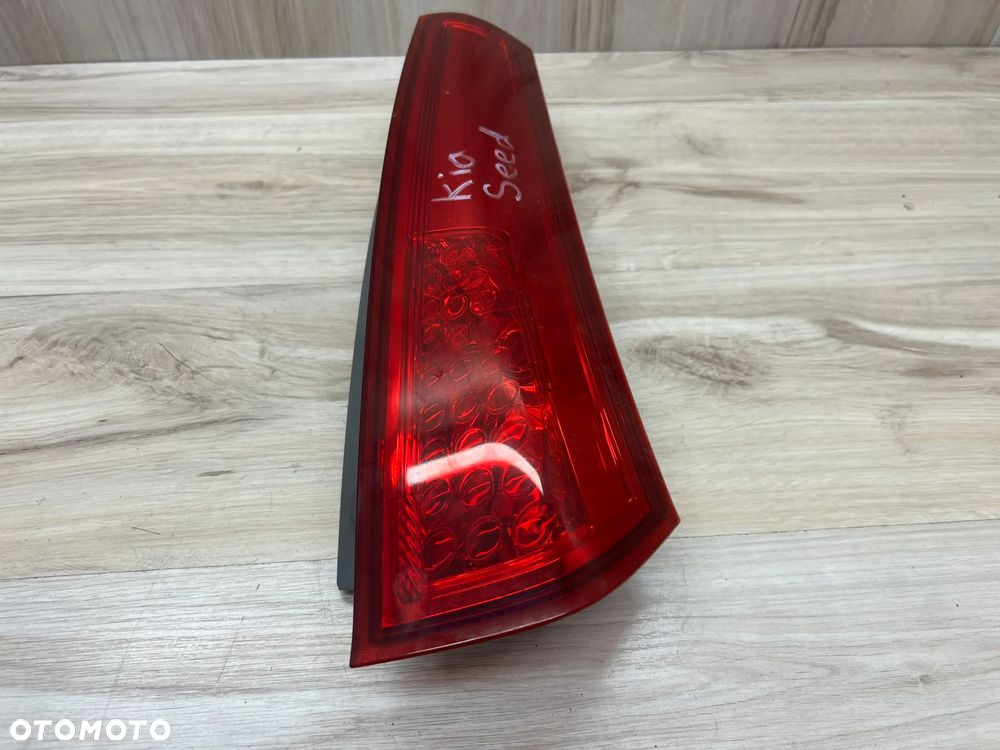 LAMPA TYLNA PRAWA KIA CEED I LIFT KOMBI EUROPA - 1