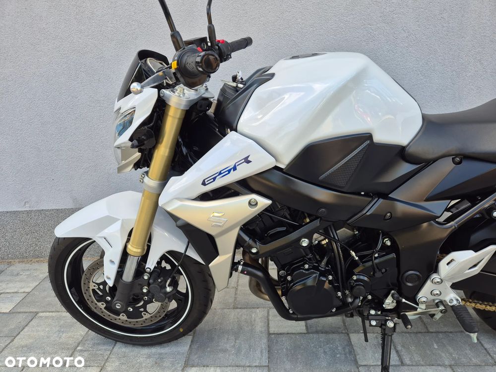 Suzuki GSR - 12