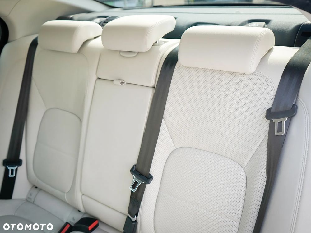 Jaguar XE D200 AWD S - 26