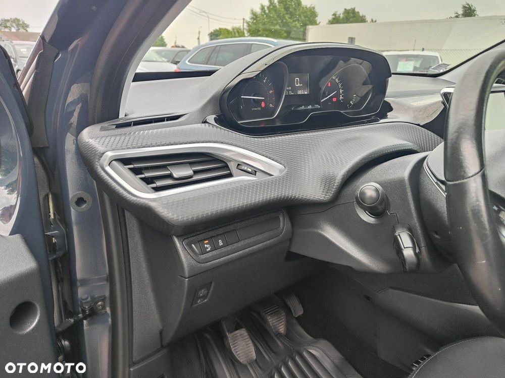 Peugeot 208 - 10