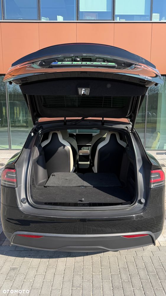 Tesla Model X - 16