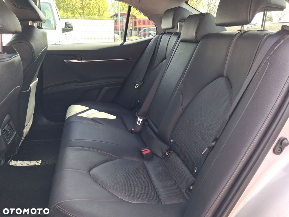 Toyota Camry 2.5 Hybrid Executive CVT - 21