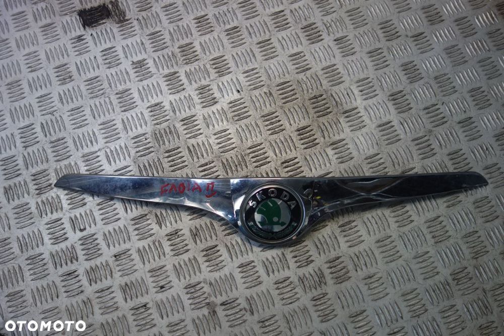 GRILL ATRAPA CHROM ZNACZEK SKODA FABIA II - 2