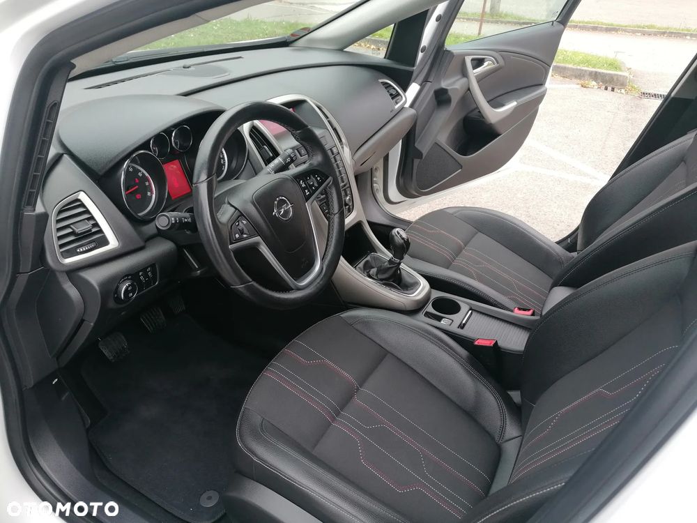 Opel Astra 1.4 Turbo 150 Jahre - 11