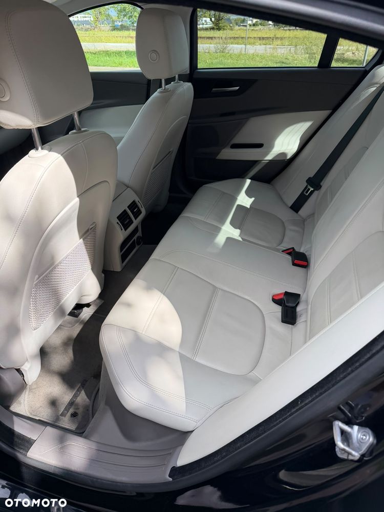 Jaguar XE 2.0 T Prestige - 12