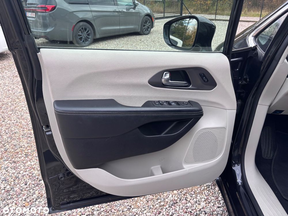 Chrysler Pacifica - 13