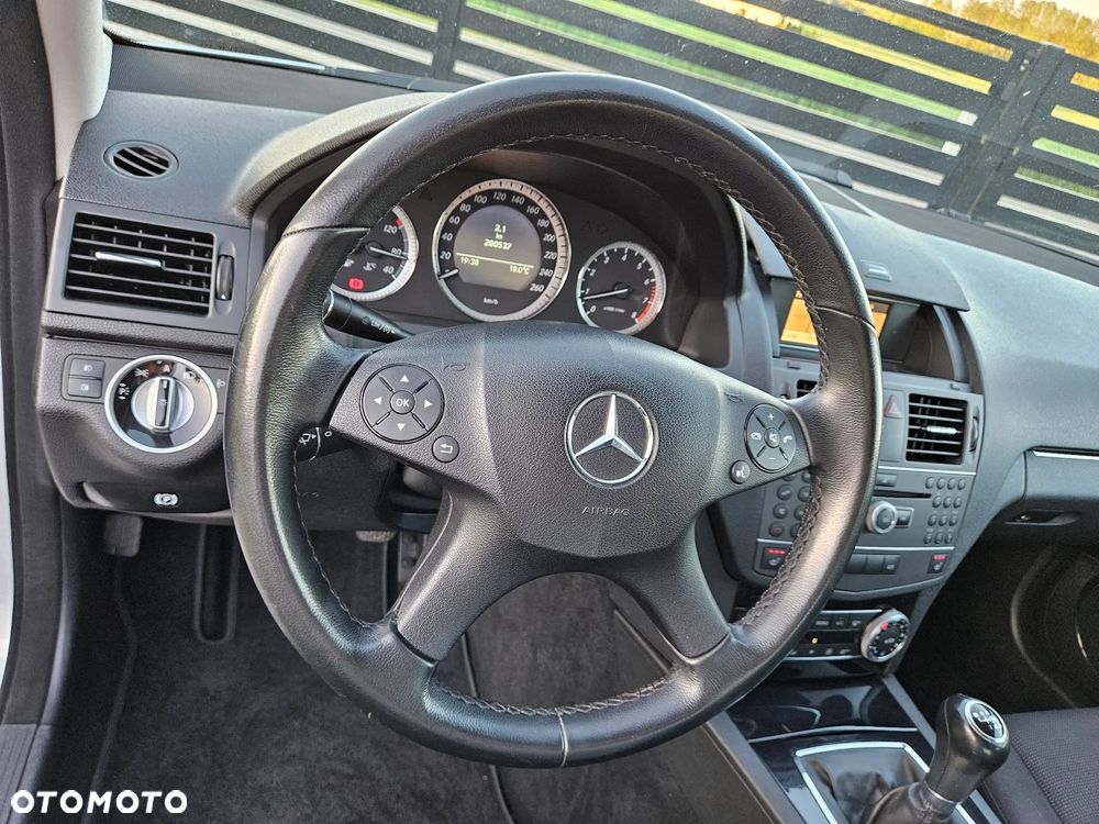 Mercedes-Benz Klasa C 200 CGI BlueEff Elegance - 23