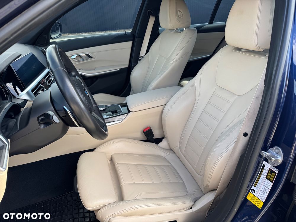 BMW Seria 3 330i M Sport - 13