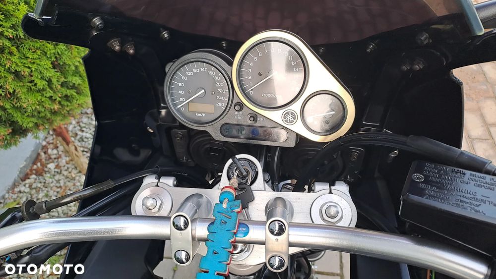 Yamaha FZS - 24