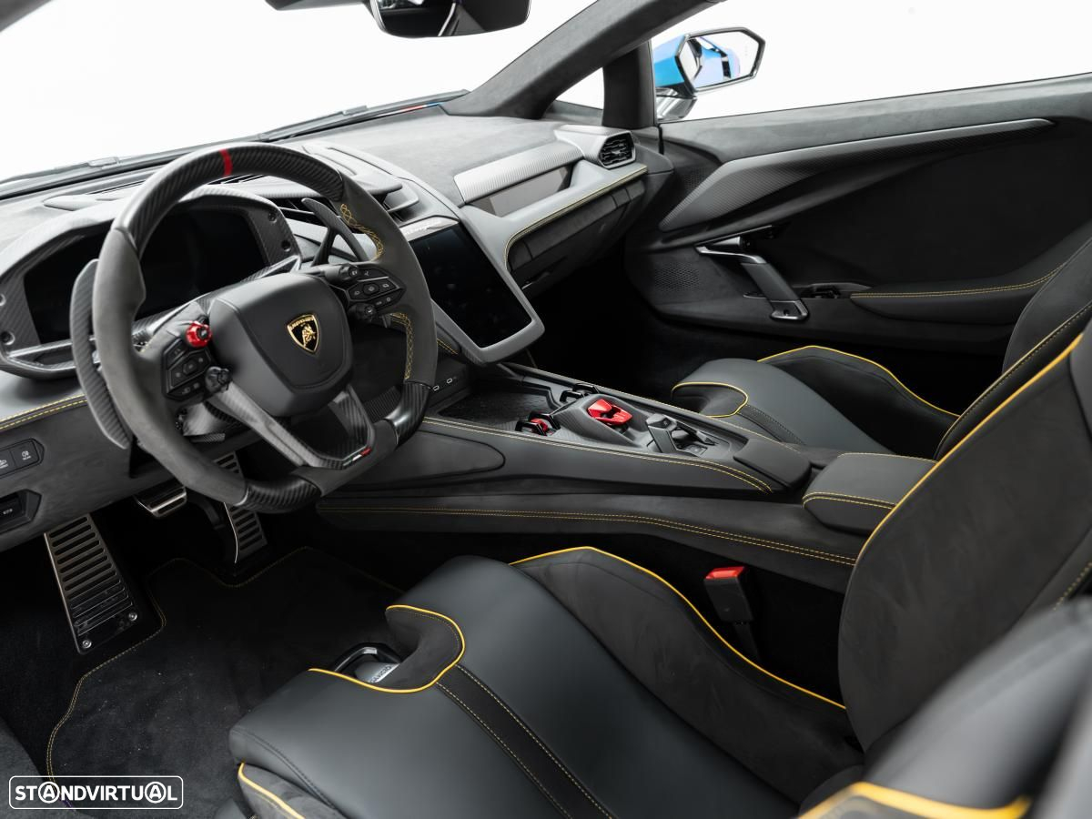 Lamborghini Revuelto - 11