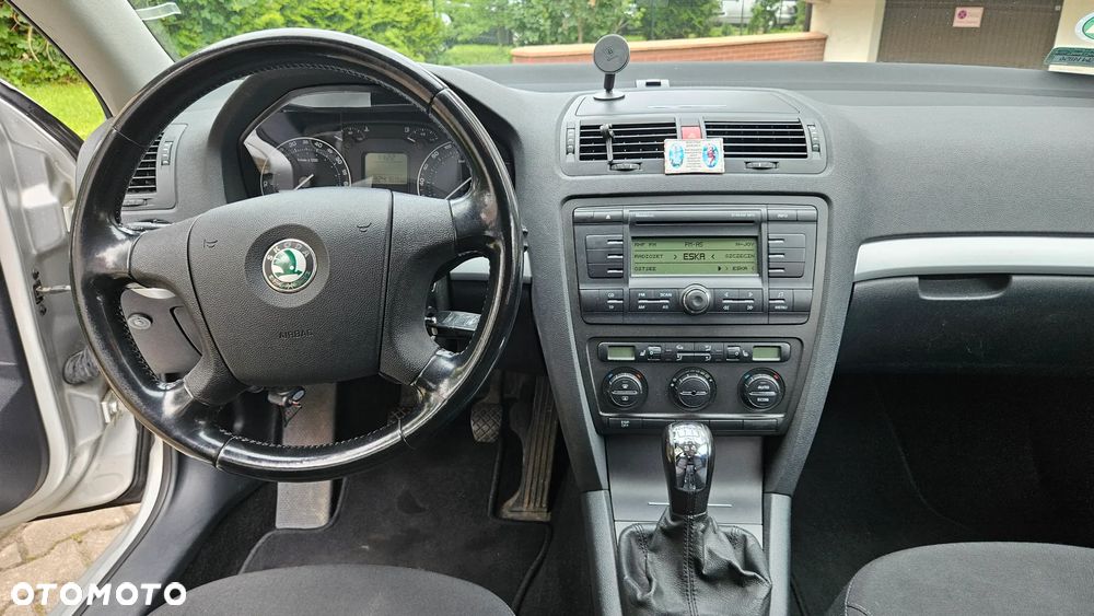 Skoda Octavia 1.6 Ambiente - 10