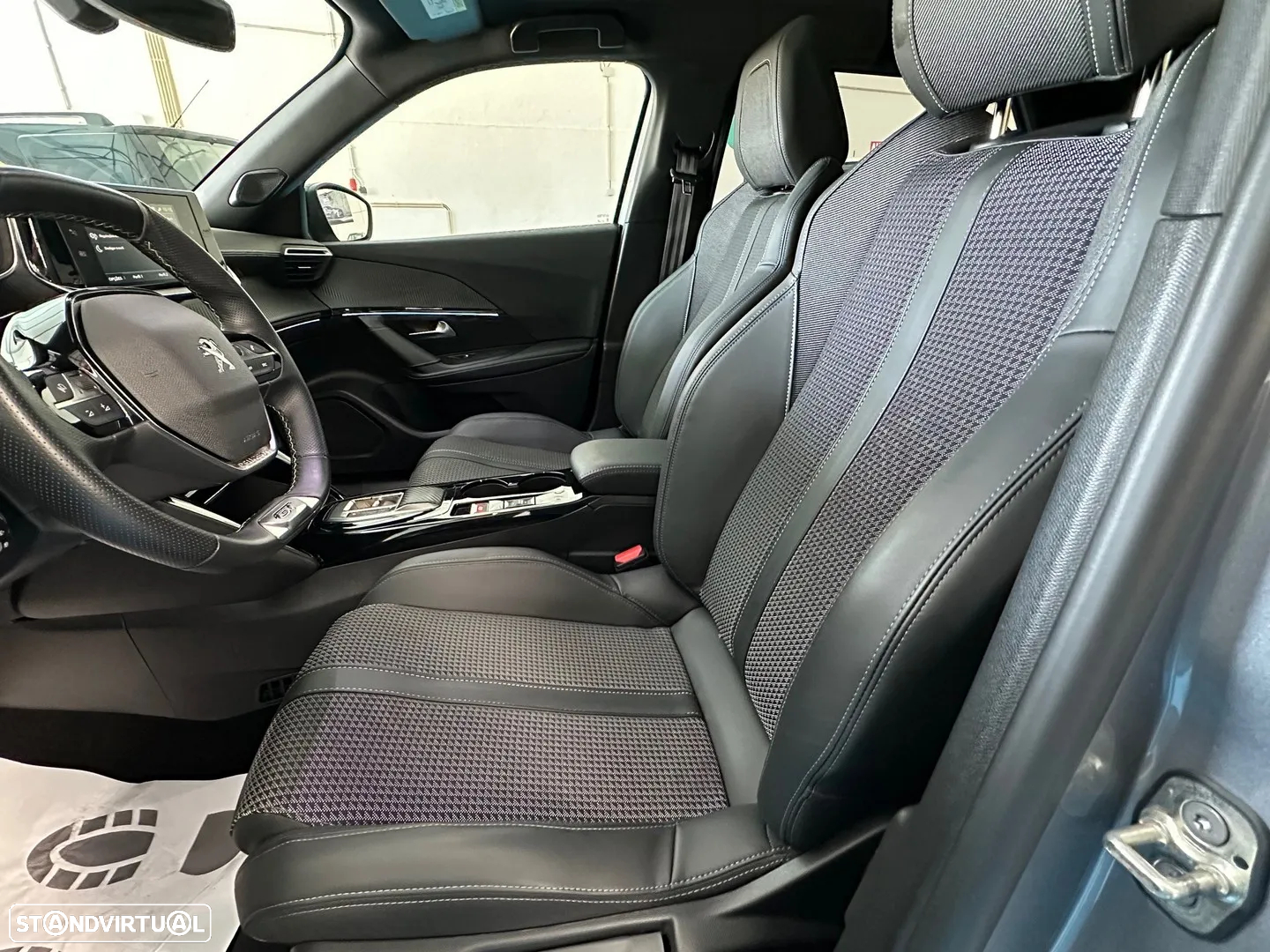 Peugeot e-2008 50 kWh GT - 13