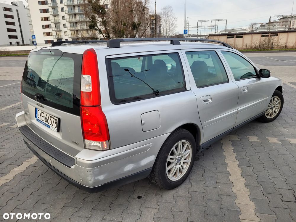 Volvo V70 2.4 D AWD Momentum - 4