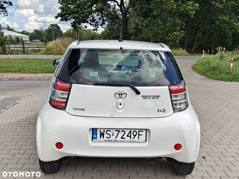 Toyota iQ - 6