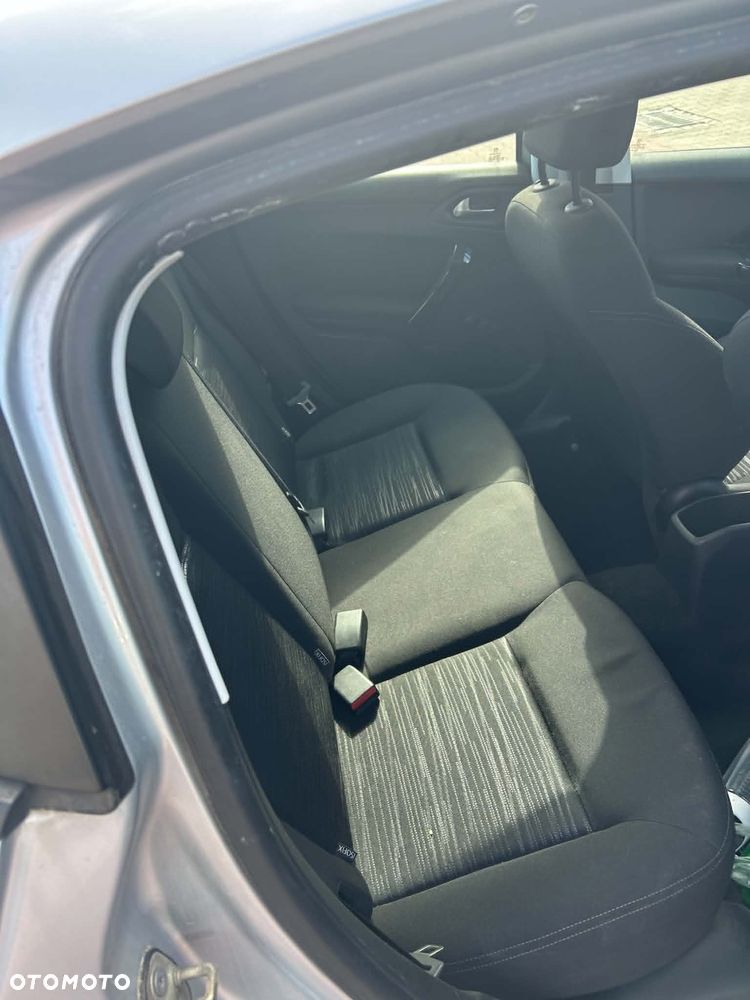 Peugeot 208 - 8