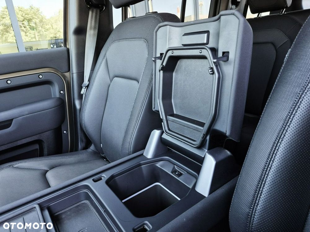 Land Rover Defender - 41