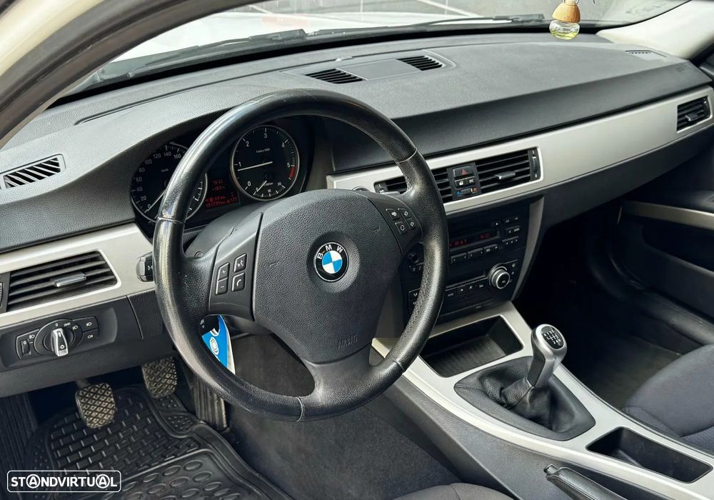 BMW 318 d LifeStyle - 8