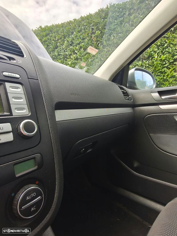 VW Jetta 1.9 TDi Confortline - 12