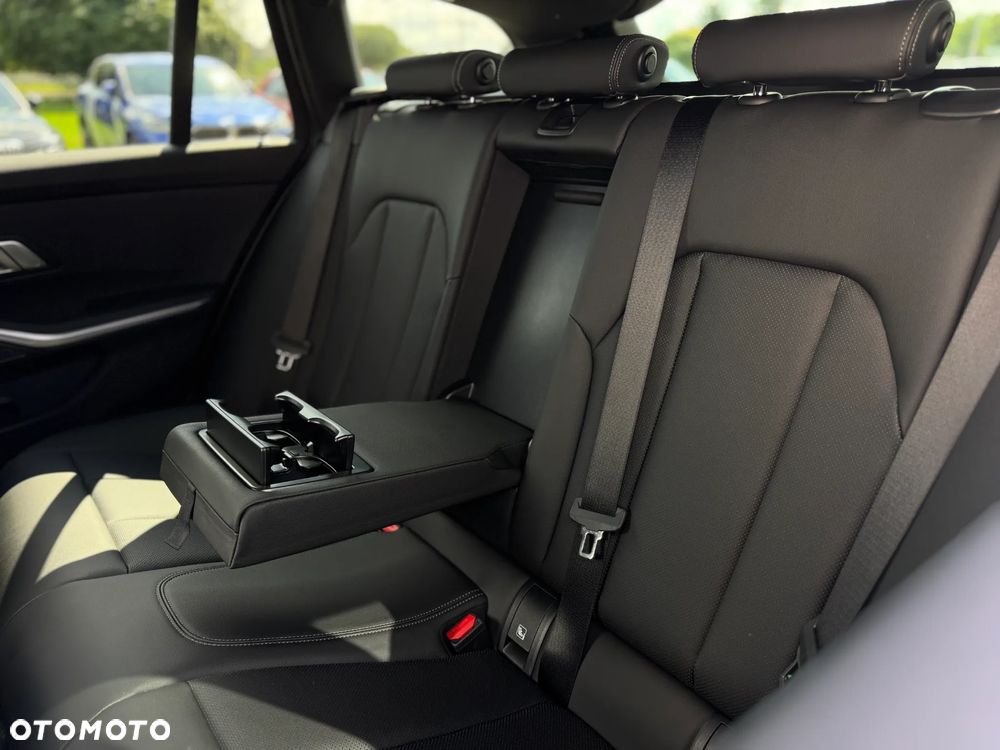 BMW Seria 3 ver-320d-touring-xdrive-m-sport - 12