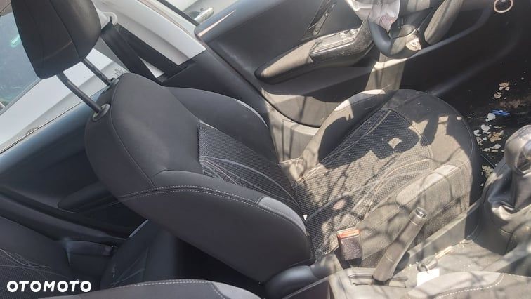 PEUGEOT 208 1,6 EHDI 92km rozrusznik - 4
