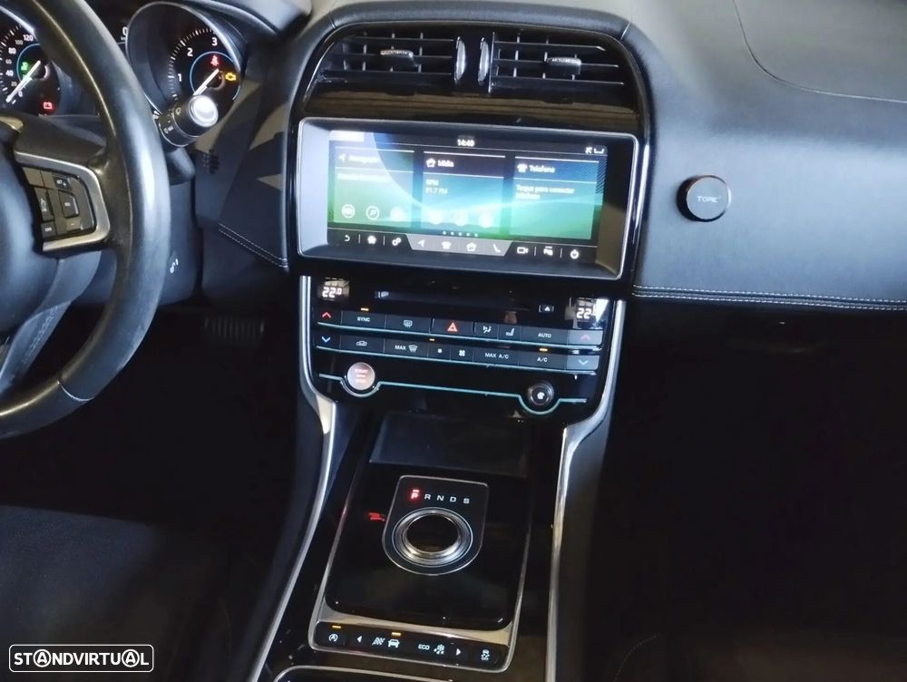 Jaguar XE 2.0 D R-Dynamic SE - 15