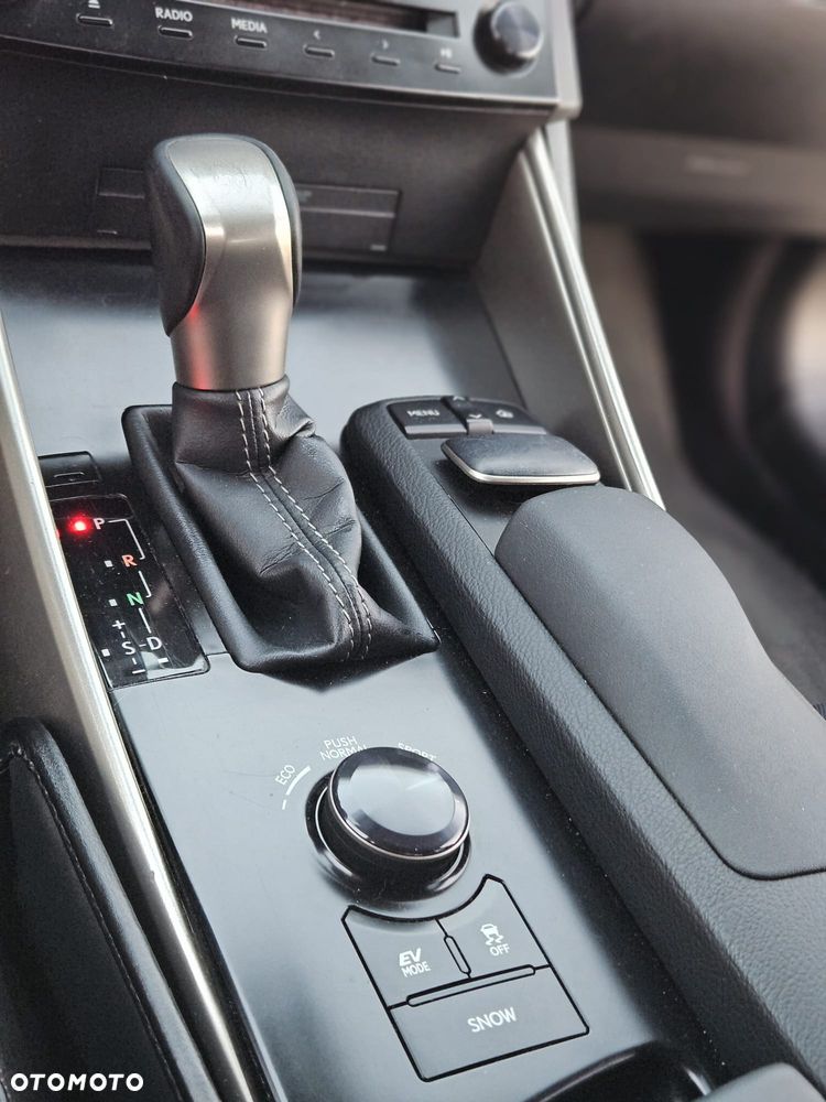 Lexus IS 300h Comfort - 27