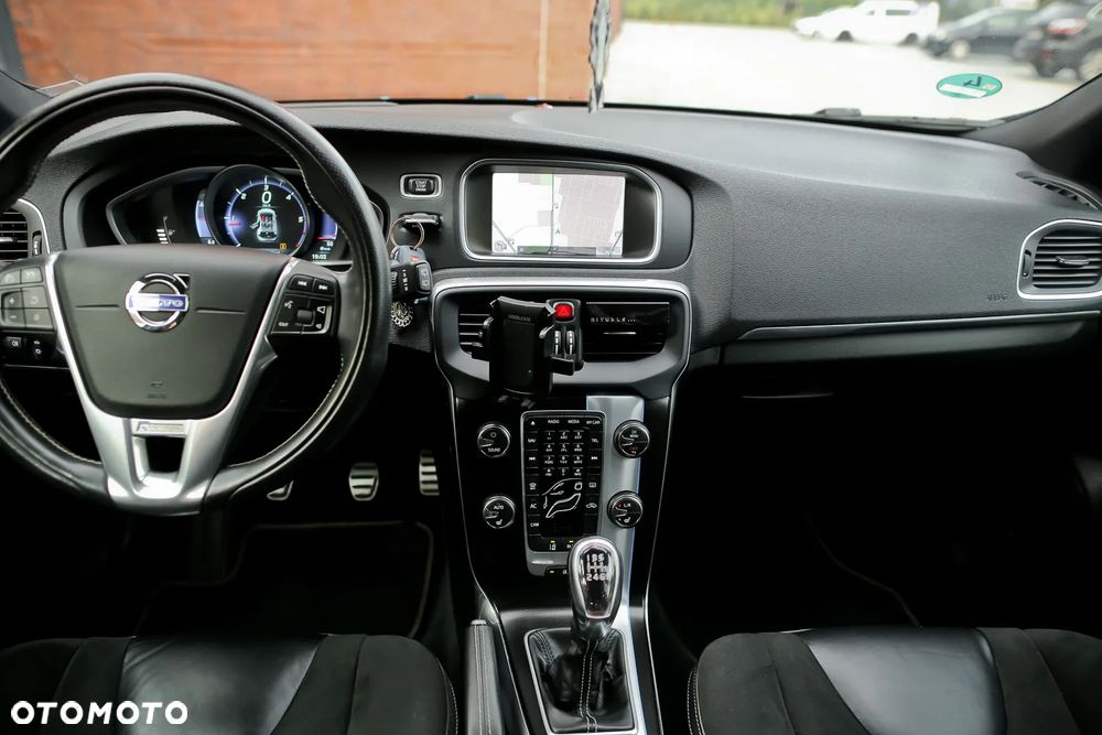 Volvo V40 D3 R-Design - 23