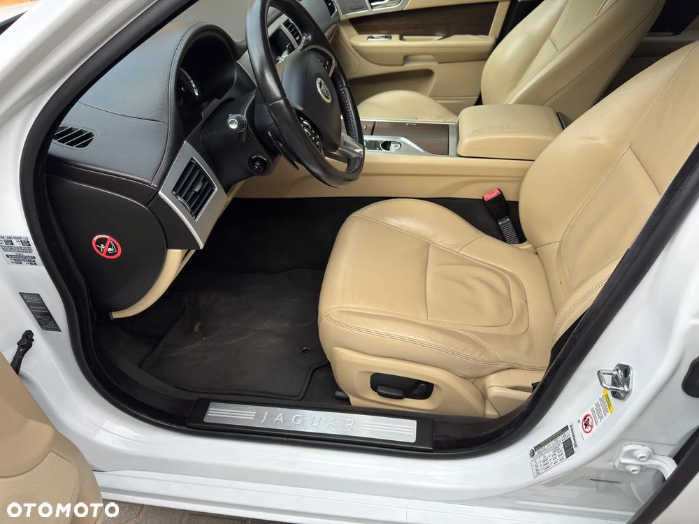 Jaguar XF 2.0 T Luxury - 16