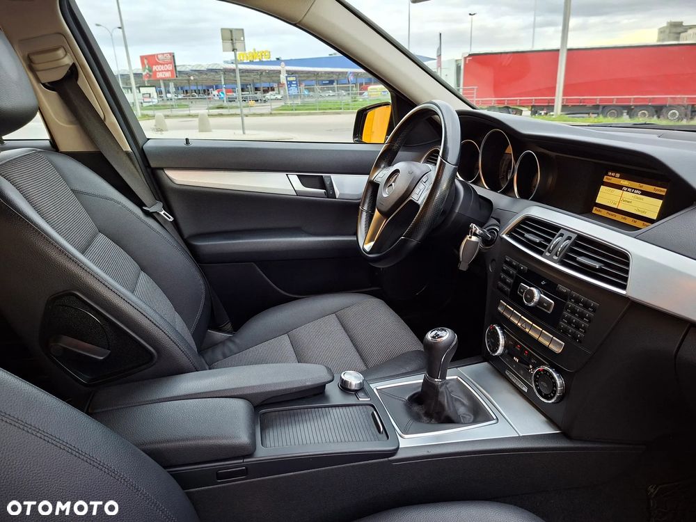 Mercedes-Benz Klasa C 180 CGI BlueEFFICIENCY Avantgarde - 27