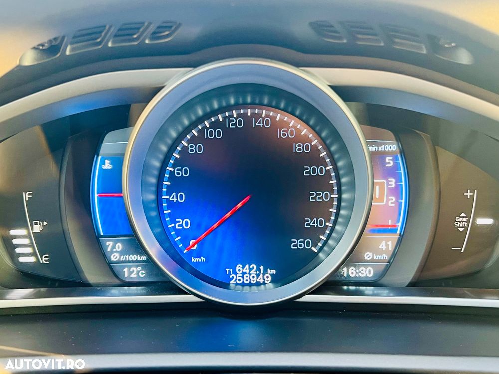 Volvo V40 D3 R-Design - 25