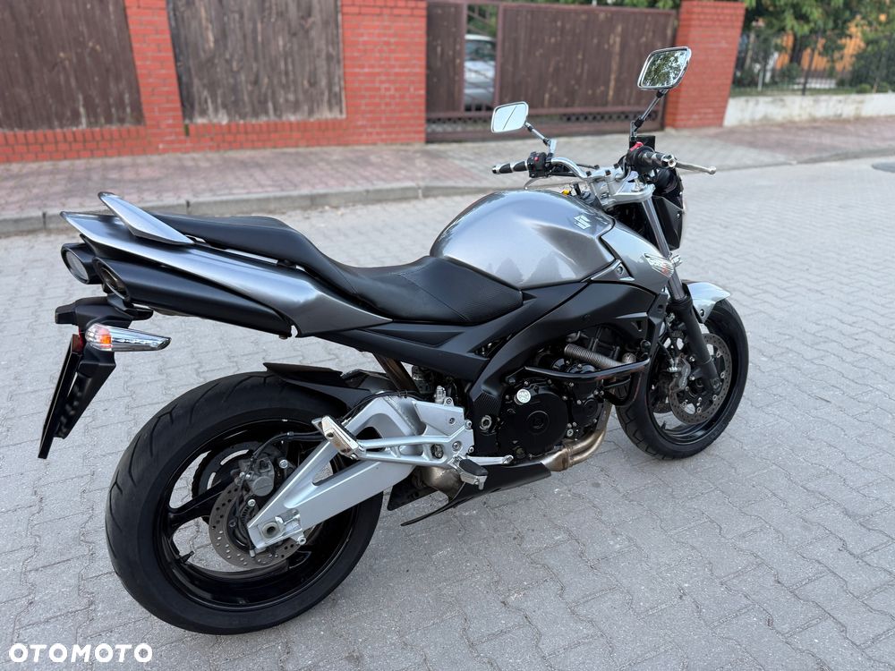 Suzuki GSR - 10