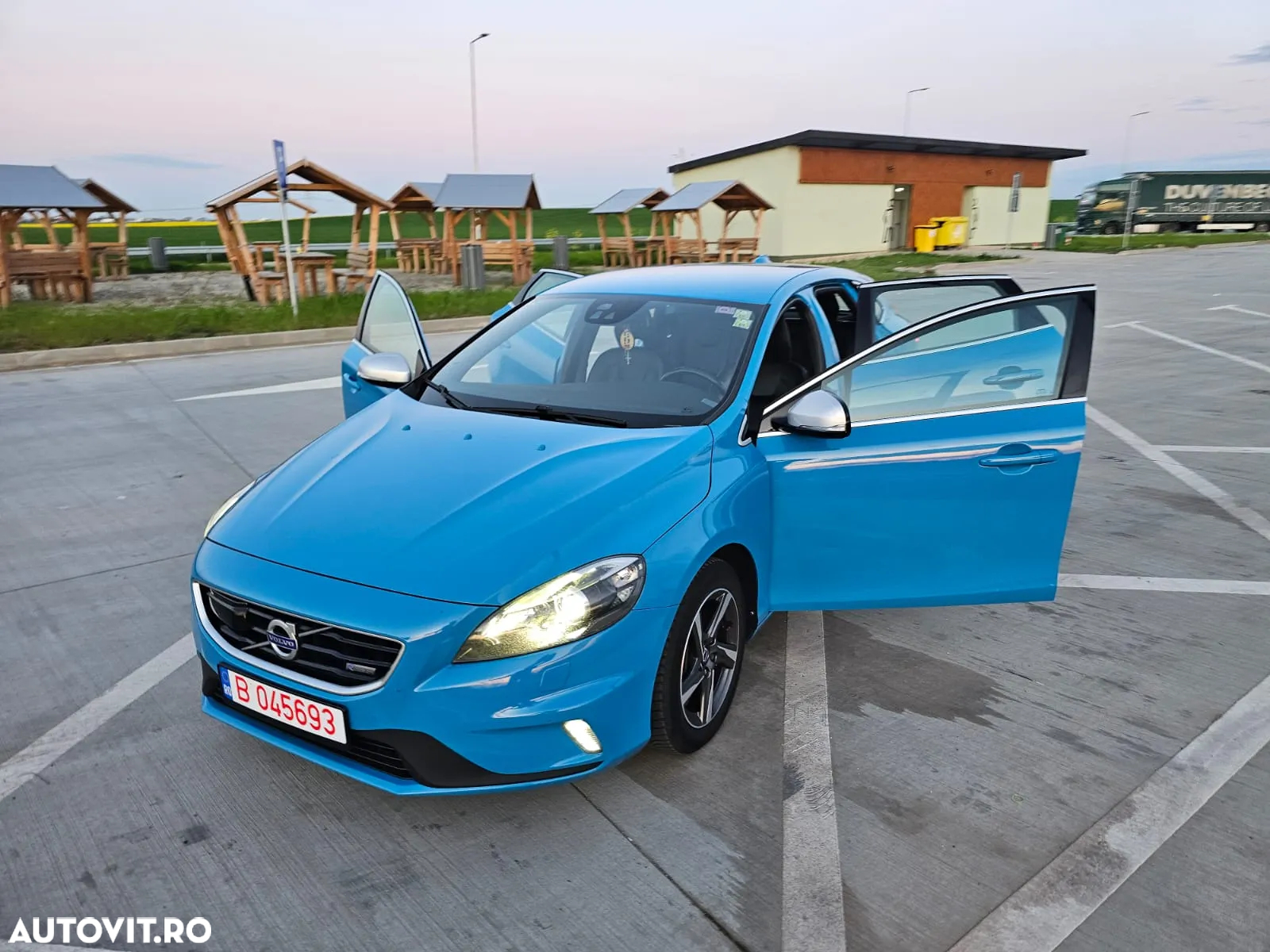 Volvo V40 D4 VEA R-Design - 3
