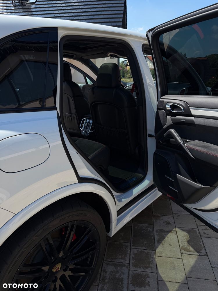 Porsche Cayenne GTS - 28