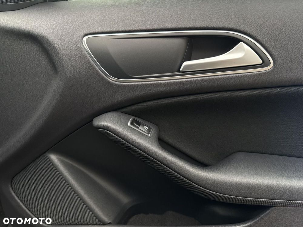 Mercedes-Benz GLA - 25