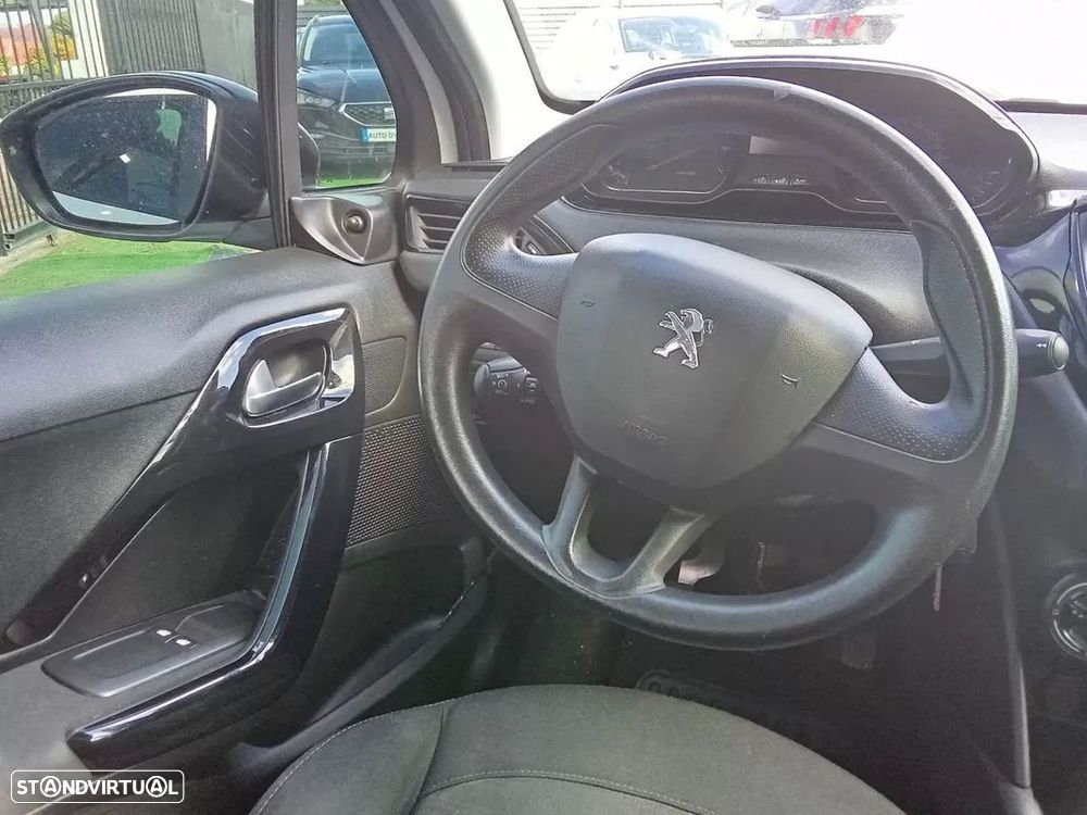 Peugeot 208 - 8