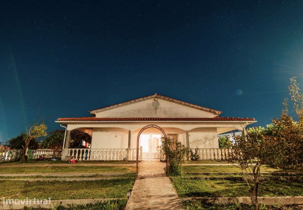 Moradia T3 geminada com jardim e varanda - Grande imagem: 2/19