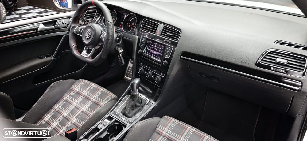 VW Golf - 51