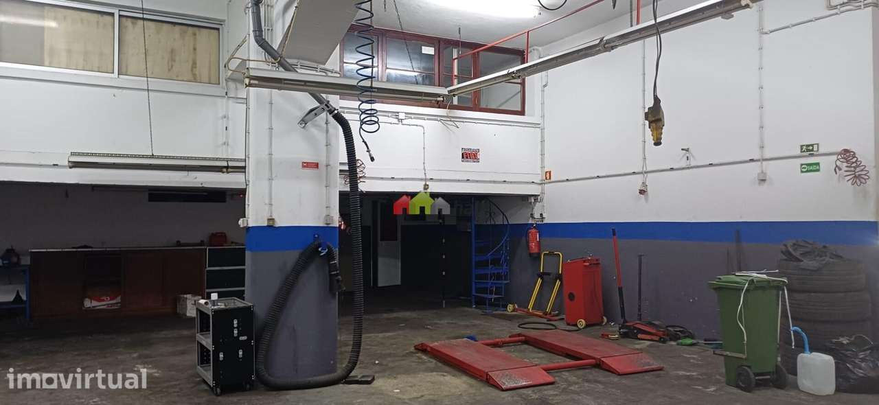 Arrenda-se Oficina e Garagem Pronta a Funcionar com 410,70 m2 no Alto