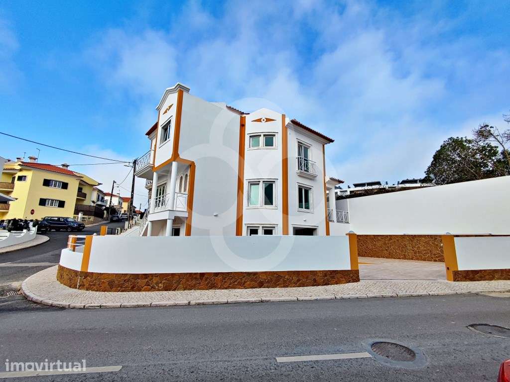 Moradia T3+1 geminada com muita luz e vista mar centro Ericeira - Grande imagem: 2/56